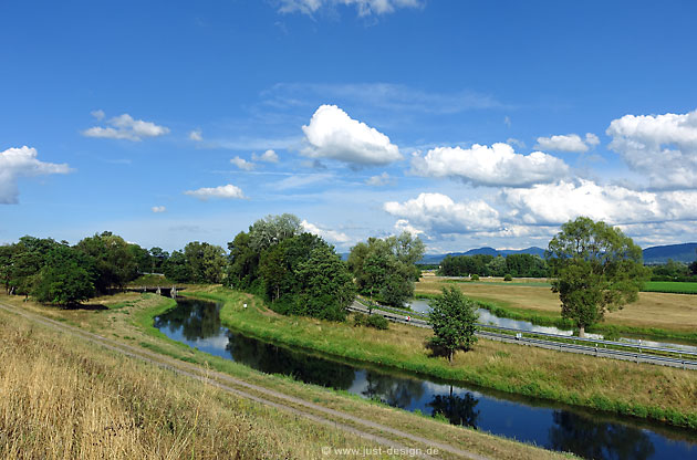 Entlastungskanal bei der Staustufe Iffezheim